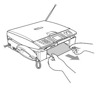 挿入口に残っている記録紙をゆっくり引き抜く 挿入口に残っている記録紙をゆっくり引き抜く