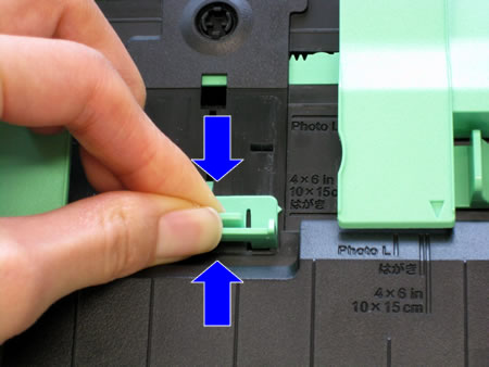 長さのガイドを挟んで持つ 長さのガイドを挟んで持つ