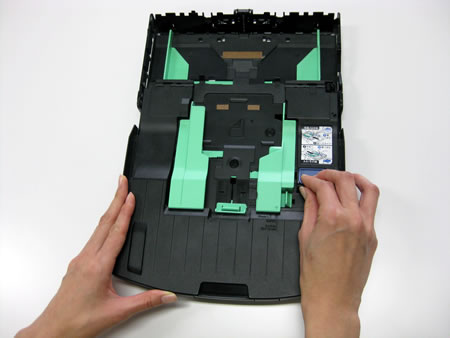 スライドトレイを完全に手前にずらす スライドトレイを完全に手前にずらす